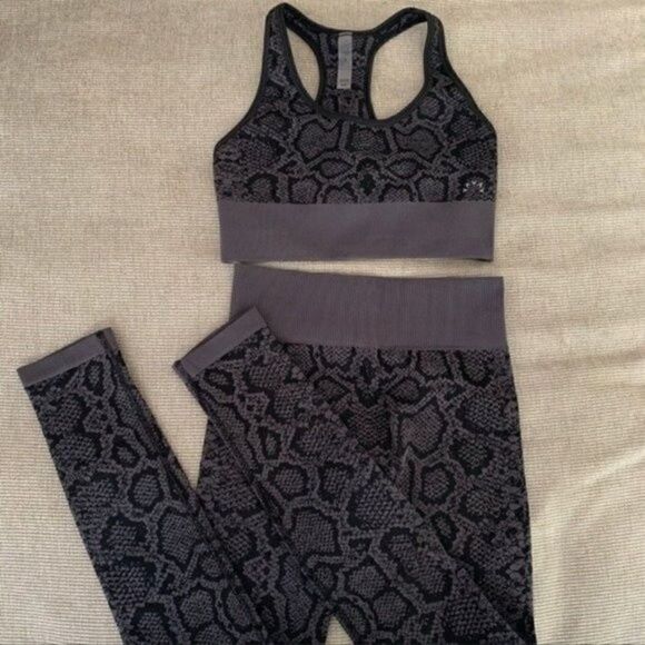 Varley gray snakeskin pattern leggings Small BoxF full length - Picture 6 of 6